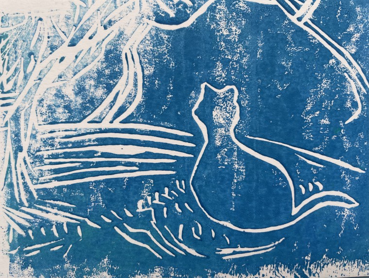 Blauer Linolschnitt mit Katze, die sitzend dem Betrachter den Rücken zukehrt, eingebettet in die Natur