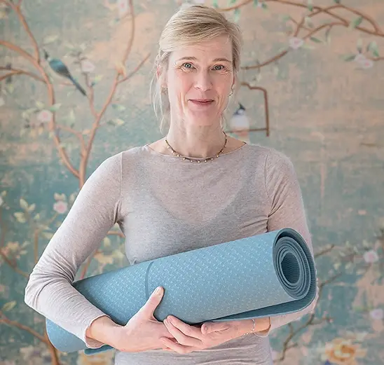 Monika Schindlbeck mit Yoga-Matte in Ihrem Studio in Starnberg