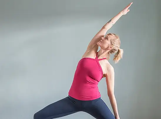 Monika Schindlbeck bei einer Yoga-Übung im Stand